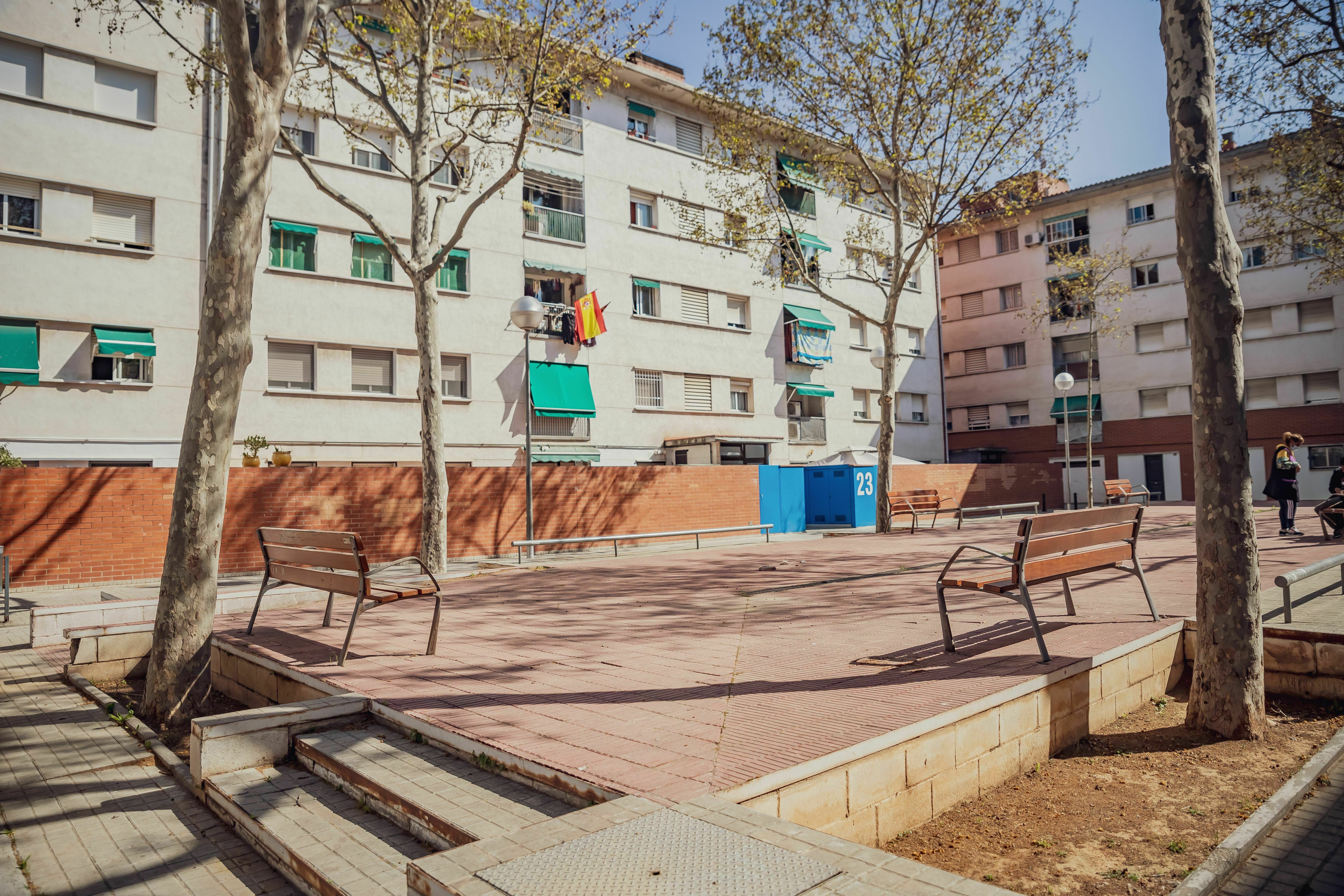 Imatge pels mitjans: 1.	Millorar l’antic passeig de Joan Carles I i els patis interiors dels edificis del carrer del Riu Ebre